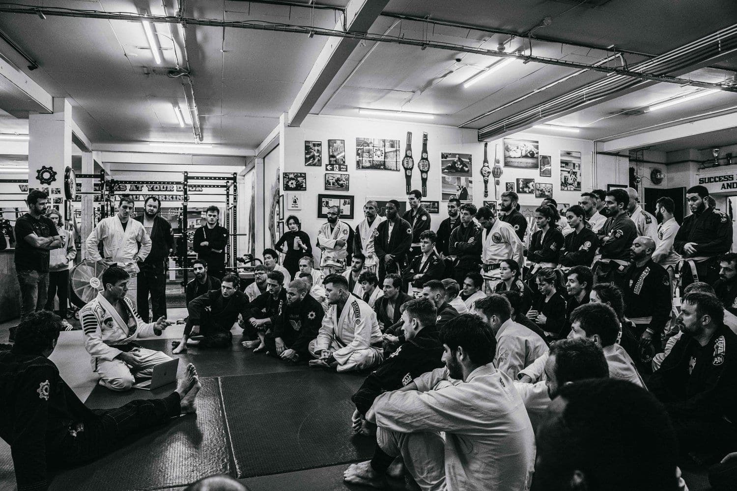 A full seminar seated around the mat